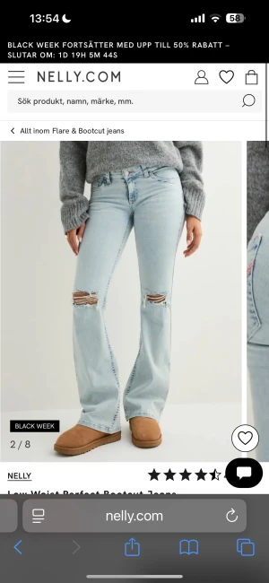 Bootcut jeans med slitningar från Nelly - Bootcut jeans i ljusblå tvätt från Nelly med låg midja och slitna detaljer vid knäna. Jeansen har klassisk femficksdesign och dragkedja med knapp framtill. Perfekt för dig som gillar en avslappnad och trendig look.