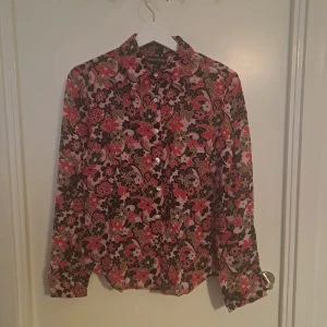 Blommig skjorta - Tunn skjorta från Marc O'Polo. Svalt material och lätt genomskinlig. Str. 40 Blommorna är mer rosa än på bilden. 🩷