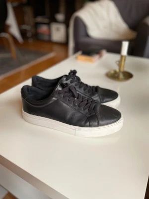 Vagabond Skor 42 - Vagabond skor svarta med vit sula i storlek 42. Bra skick men har tecken på användning se bild 4. Priset kan diskuteras och kom gärna med frågor! 