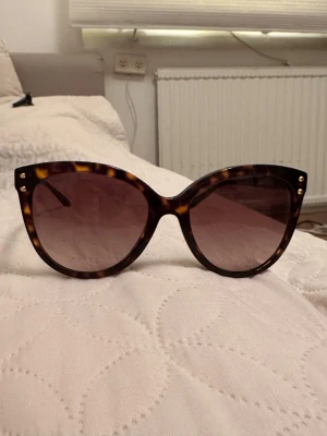 Turtle-mönstrade solglasögon Michael Kors - Helt oanvänd Michael Kors solglasögon. Fodralet är lite skadad med färg men går ändå att använda Original pris 1650kr. ❤️