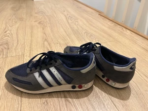 Adidas LA Trainer mörkblå - Väl använda men inga skador på skon. Storlek: 42,5. Skriv till mig om frågor/prisförslag finns!
