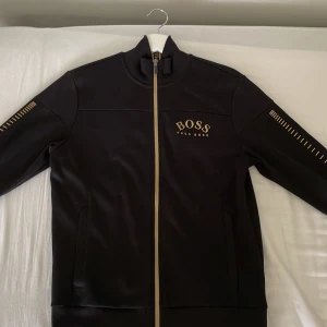Hugo boss hoodie  - Hej! Säljer en guld Hugo boss hoodie som är använd en gång och är i ny skick inga skador är som ny. Storlek S 