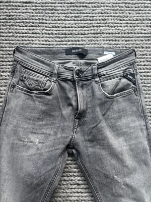 Replay jeans - Replay rocco w 28 L 32, med fräsha slitningar. Jeansen är nästan helt oanvända! Nypris 1800! Dem sitter slim!