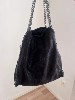 En Stella McCartney likande väska  - Används ej. Stor och rymmer mycket. 