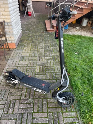 Kukirin G2  - Köpte den ny från kukirins egna hemsida för 5400kr. Har kört med den i 3 månader och säljer den för att jag inte behöver den mer.  800w motorer och når upp 56 kmh på full ladd. Fråga vid minsta tanke🤗