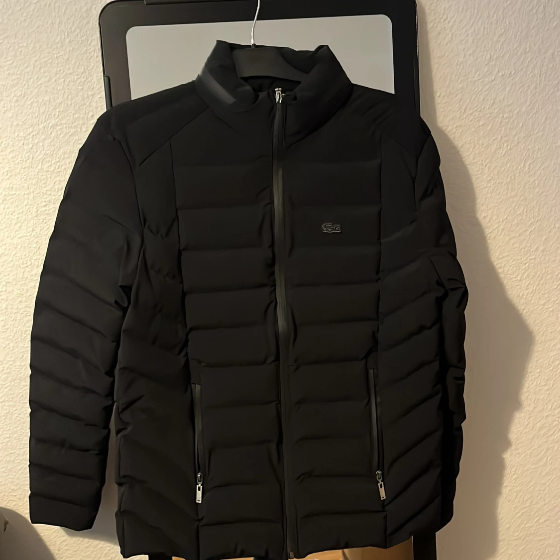 Svart pufferjacka från Lacoste helt oanvänd (passade inte mig)