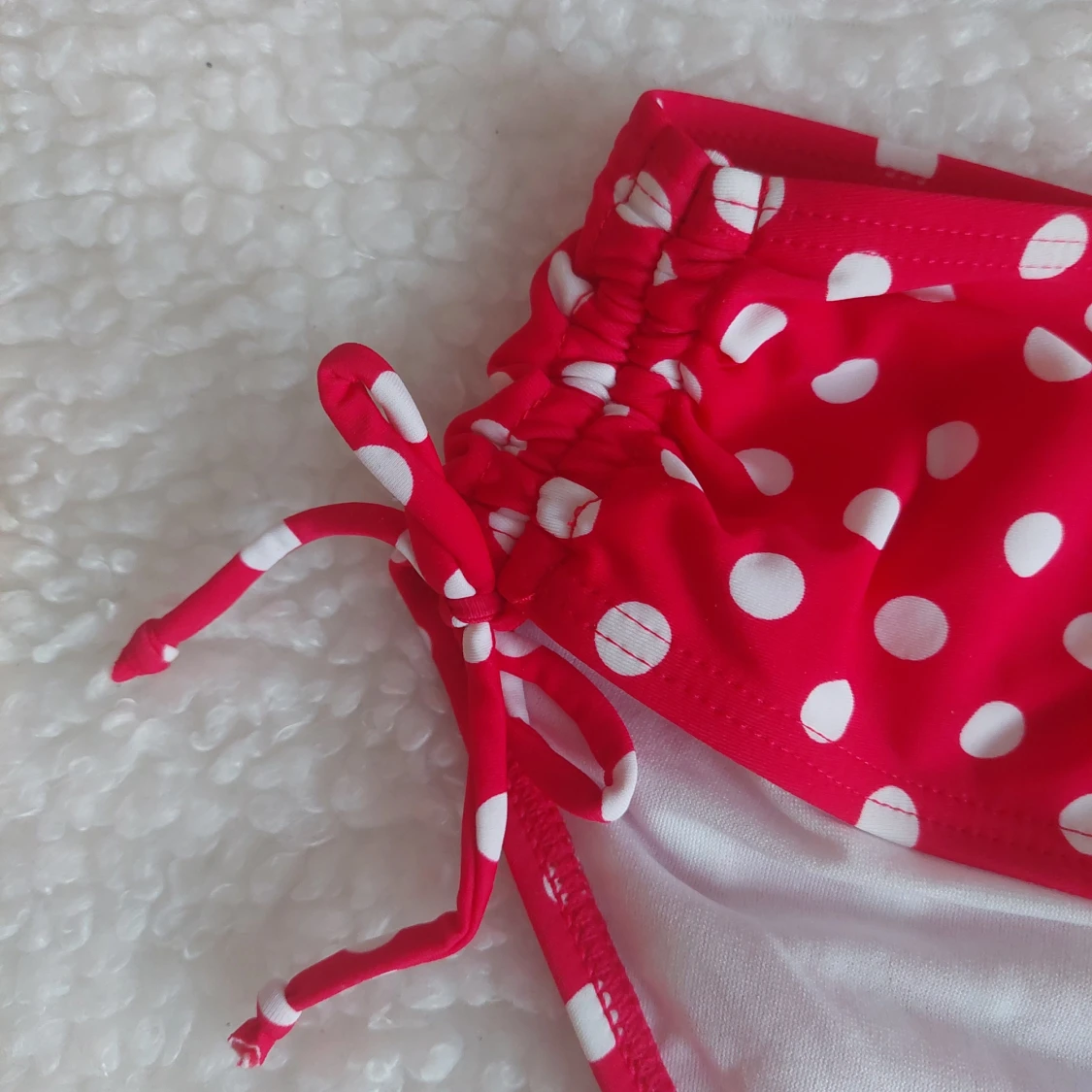 Två bikinisar med prickigt mönster.Storlek 44 - 4