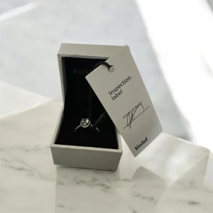 Silverring med stor sten  - Snygg silverring från Pandora med en stor, glittrande oval sten i mitten och mindre stenar längs bandet. Ringen levereras i original ask och har ej äkta  en elegant, modern design som verkligen drar blickarna till sig.