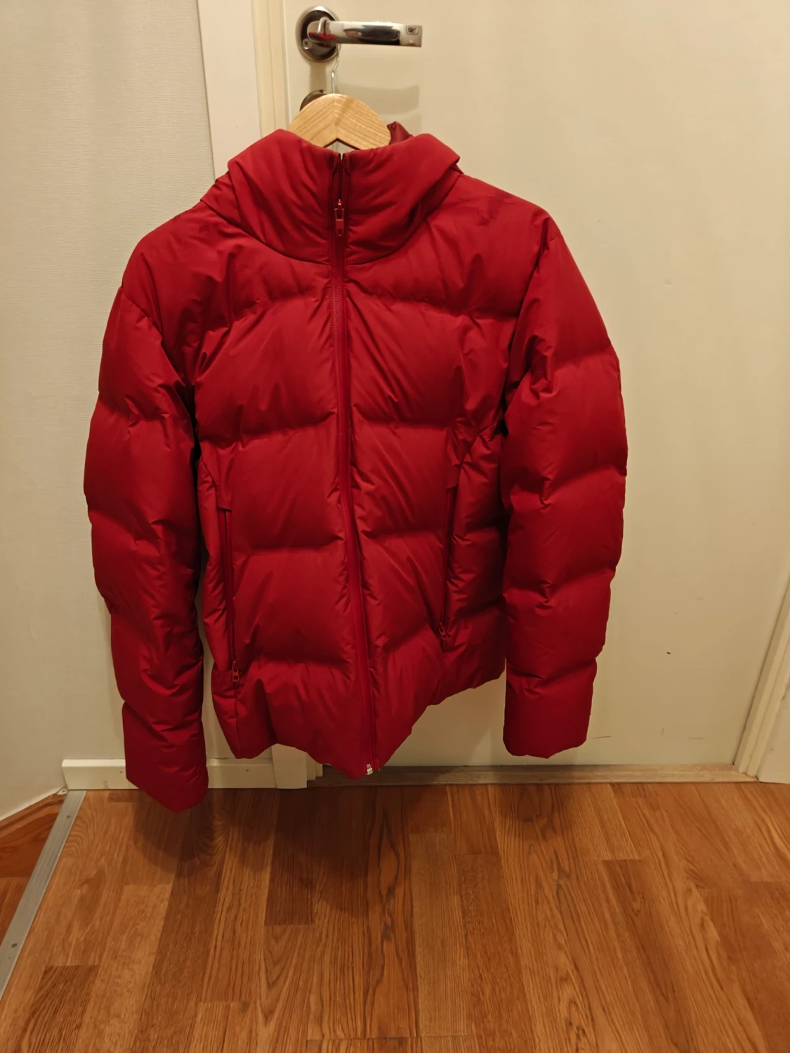 Röd pufferjacka från Uniqlo - 1