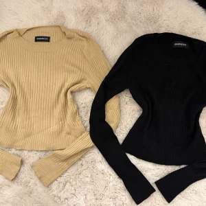 Ribbad långärmad tröja från Even&Odd - Två stilrena ribbade tröjor från Even&Odd, en i beige och en i svart. Båda har rund hals, lång ärm och är tillverkade i mjukt stickat material som sitter snyggt på kroppen. Använda väl utan defekter har mycket kvar att ge