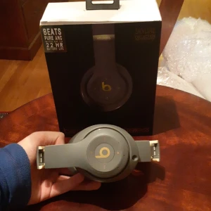 Beats Studio3 Wireless Skyline Collection - Beats Studio3 Wireless over-ear hörlurar med Pure ANC och upp till 22 timmars batteritid. Skyline Collection i elegant grå/guld färg. Aktiv brusreducering, fjärrkontroll och batterimätare. Hörlurarna och förpackningen ser ut att vara i mycket gott skick.