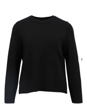 Svart stickad tröja från Object - Säljer denna stickade tröja då den inte kommit till användning pågrund av för liten storlek