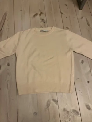 Ljus rosa stickad tröja från Zara🩷🩷🩷 - Säljer en stilren ljus rosa stickad tröja från Zara i storlek M🩷🩷🩷  Perfekt för dig som gillar enkla och snygga basplagg med mjuk känsla. Jätte najs inför vintern ❄️❄️❄️