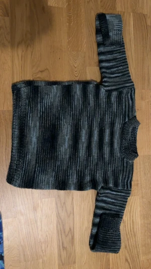 Stickad tröja  - Den blev för liten på mig så tänkte sälja den istället för att låta den ligga