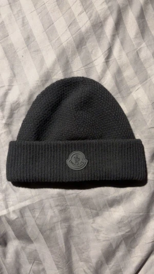 Moncler mössa - Svart moncler mössa som är använd 3 gånger. Köpt på NK i Göteborg. Nypris 3199. 