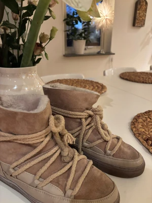 Beiga Inuikiis🤎 - Säljer mina Inuikiis då de är lite för små🤎Eftersom de endast använts under en vinter så är de i bra skick. Lite smutsiga men inga större missfärgningar!