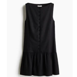 Klänning från h&m - Jättefin klänning i linne från h&m som är slutsåld. Jättebra skick då jag bara använt den en gång. Passar både till nu i vinter men också till sommaren. Tyvärr kan jag inte skicka några bilder på hur den sitter på då den är lite liten💞