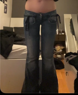 Lågmidjade jeans - Säljer dessa assnygga jeans som är för lågmidjade på mig så jag flashar allt.. på sista bilden ser man ett hål då jag sytt om dem lågmidjade så dem slitits så jag rekommenderar att lappa jeansen vilket jag själv inte kan göra då jag inte har synål eller symaskin. Skriv privat för mer info