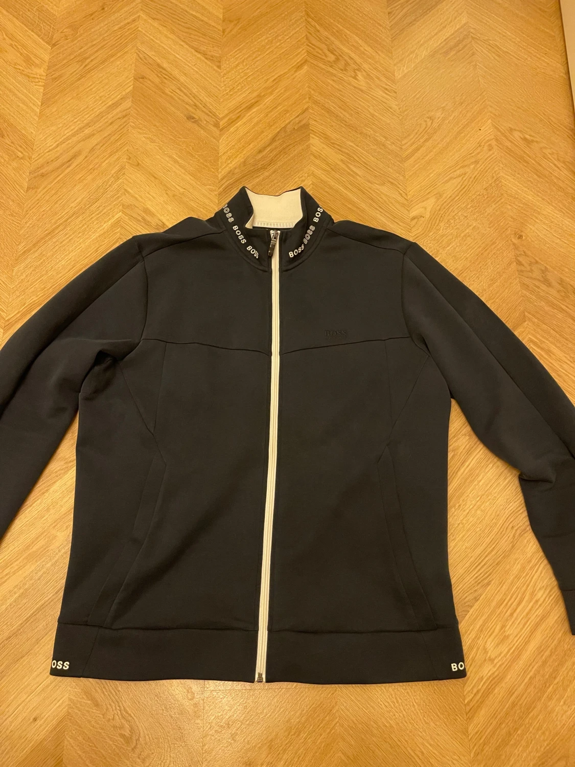 Mörk blå zipjacka från Hugo Boss