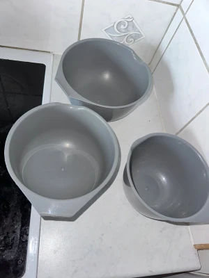 Vispskålar skålar för mat eller baklagning - Tre stycken Grå vispskålar med måttangivelser. 🍲 🎂 