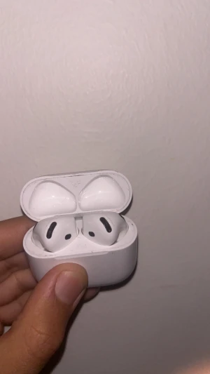 AirPods 4 - Säljer en Apple AirPods 4 .Hörluren är i helt nytt skick. Modellnummer A3050 syns på hörluren!!!