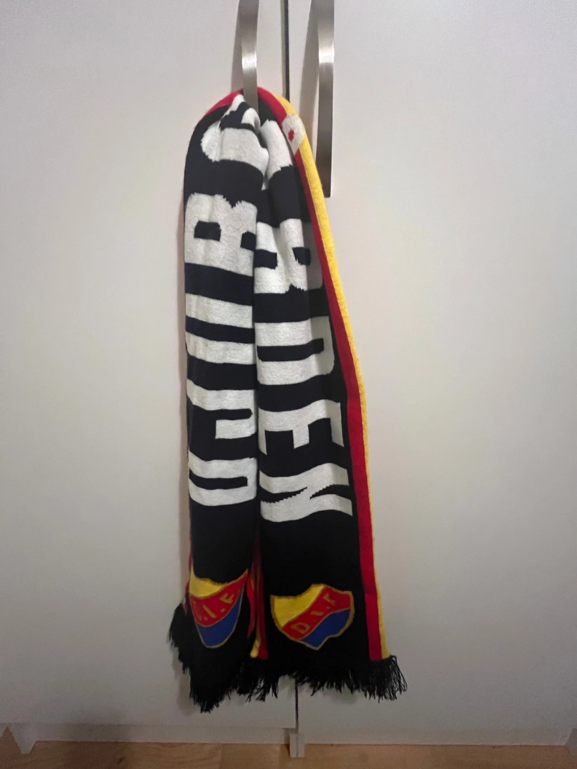 Djurgården halsduk svart/röd/gul