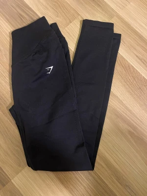 Svarta leggings från Gymshark S - Svarta träningstights från Gymshark. Helt oanvända har endast provat dom. 