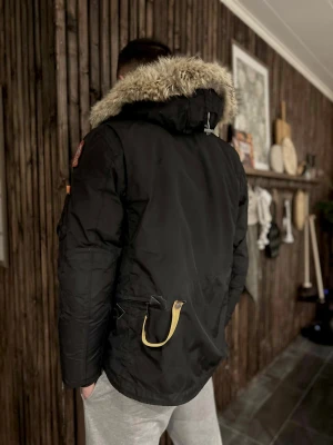 Svart Parajumpers right hand  - Sambon säljer nu sin vinterjacka då han köpt en ny, den är i bra och fint skick!  Inköptes 2018 och är en modell Parajumpers right hand i storlek MEDIUM  Inuti jackan finns en Qr-kod som skannas för att se att produkten är äkta, och den är äkta! Se screenshot bland bilderna!   Nypris 9500kr  Säljer den för 4000kr  men billigare vid snabb affär! (INGA SKAMBUD)