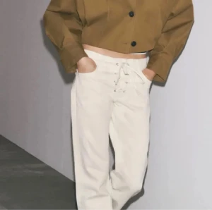 Zara jeans med snörning  - Suuuper snygga och populära jeans med snören från zara i storlek 32☺️