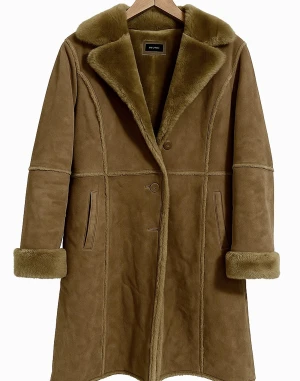 Brun pälsfodrad kappa från Saki - Säljer en lång brun riktig läder kappa från Saki med mjukt faux pälsfoder och bred krage. Utsidan är i mocka och insidan är fluffig, vilket gör den riktigt varm. Kappan har knappar framtill och uppvikta ärmslut med pälsdetaljer. Perfekt för dig som vill ha en klassisk och snygg vinterlook. Pris är diskuterbart!!