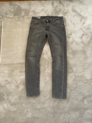 Levis jeans - Gråa Levis jeans 8/10 W30 L32
