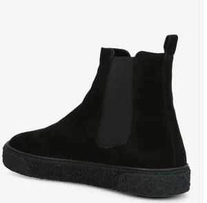 Svarta mocka chelsea boots Bianco - Snygga svarta chelsea boots från Bianco i mjuk mocka med rund tå och platt sula. Elastiska paneler på sidorna gör dem enkla att ta på och av. Perfekt för dig som gillar stilrena och klassiska boots med modern vibe.