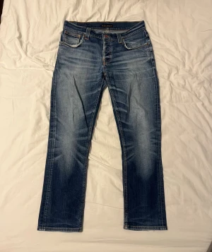 Nudie Jeans Grim Tim Slim Fit - Tja! Säljer mina skitfeta och trendiga Nudie Jeans i modellen ”Grim Tim” 🔥 Storleken på jeansen är W33 L32. Jeansen är använda med lite slitna knän vilket man ser på sista bilden men fortfarande fint skick 💯 Nypris: 1600 kr    Mitt pris 649 kr 🔥💯