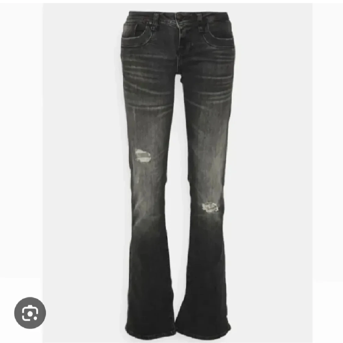 Bootcut svarta jeans med slitningar