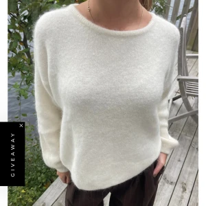 Vit fluffig stickad tröja - Supermjuk och fluffig vit stickad tröja med rund hals och långa ärmar. Tröjan har en relaxed, lite oversized passform och är perfekt för lager på lager. Passar lika bra till jeans som till kostymbyxor för en chill look. Fint skick och använd några gånger, dock är lappen bortklippt pga att den kliade. Material: 52% baby alpaca, 32% polyamide, 13% wool and 3% elastane. Ursprungligen från design by si. Nypris 640kr