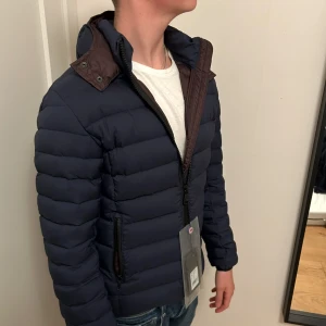 Colmar jacka - Säljer nu en helt ny Colmar jacka med tags. Jackan är i storlek 46 vilket motsvarar storlek S. modellen är 174 cm och väger 65kg. Om du har några funderingar så är det bara att fråga på! ❇️