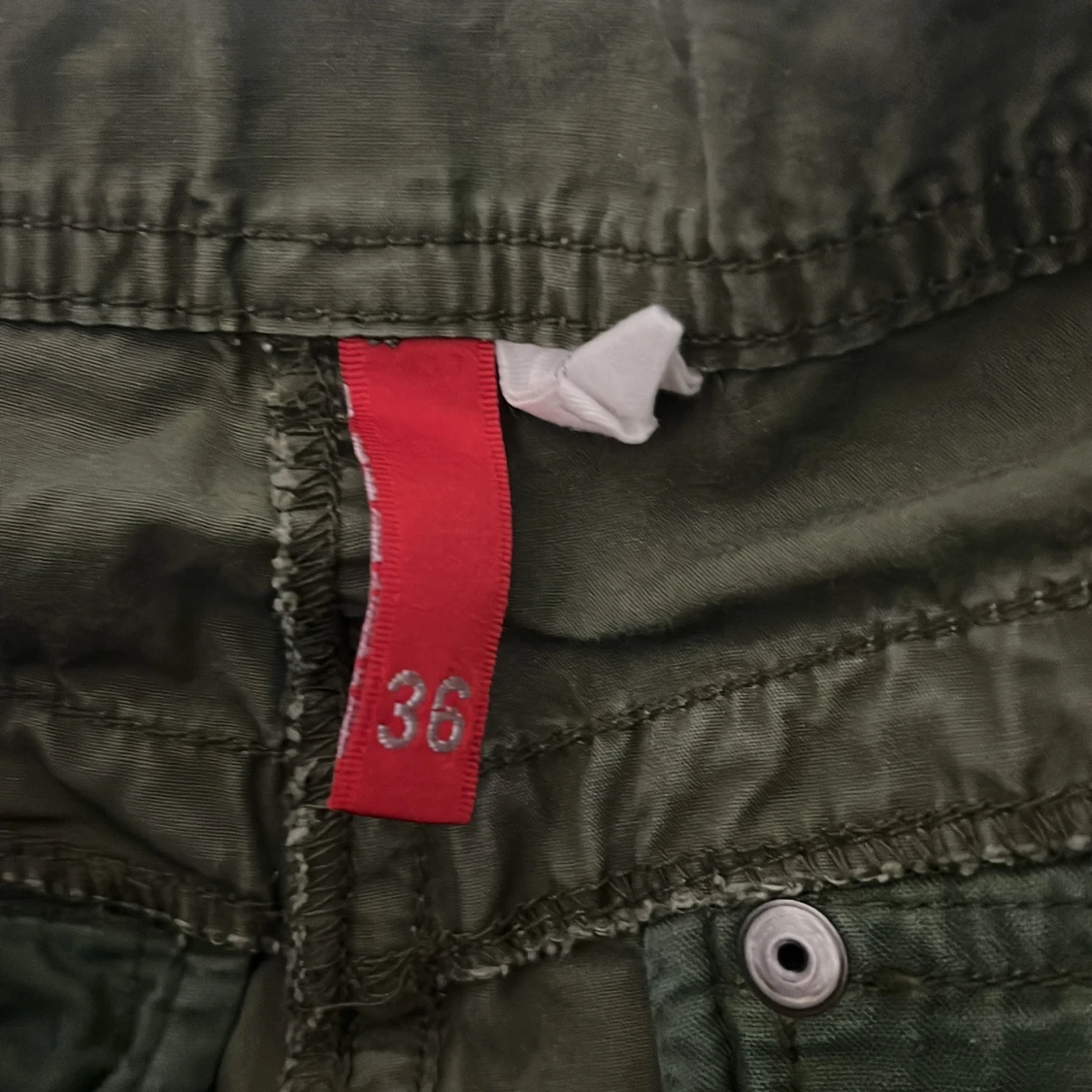 Olivgröna shorts med knappar, strl 36 - 2