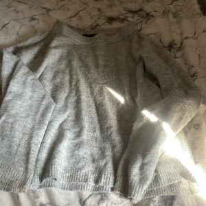 3-pack stickade tröjor i basfärger - Säljer tre stickade tröjor från Lager 157 i färgerna grå, svart och vit. Alla har rund halsringning, ribbade muddar och lång ärm. Perfekta att matcha med jeans eller kjol. De är dock i olika storlekar men dom är väldigt små i storlekarna. Den gråa är i storlek S, den mörk blåa är i storlek M och den vita är i storlek L. Den vita är lite mer använd än de andra så den är lite mer nopprig men alla är i bra skick.  