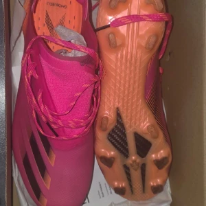 Adidas X Ghosted.1 Fotbollsskor 42,5 - Säljer ett par Adidas X Ghosted.1 fotbollsskor i storlek 42,5. Dessa skor användes ett par träningar bara. Ifall om du är intresserad skicka iväg ett meddelande så lövet nått.