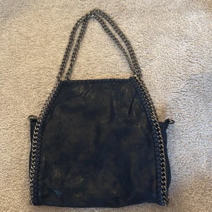 Marinblå Stella mccartney akopia  - Säljer pga av att den inte kommer till användning och för att den ser helt ny ut och har inga effekter pga av att den endast kommit till användning 1-2 gånger. Köpt på en marknad i Spanien för 30€ vilket motsvarar runt 300-320kr. Tveka inte vid frågor.(den är medelstor)