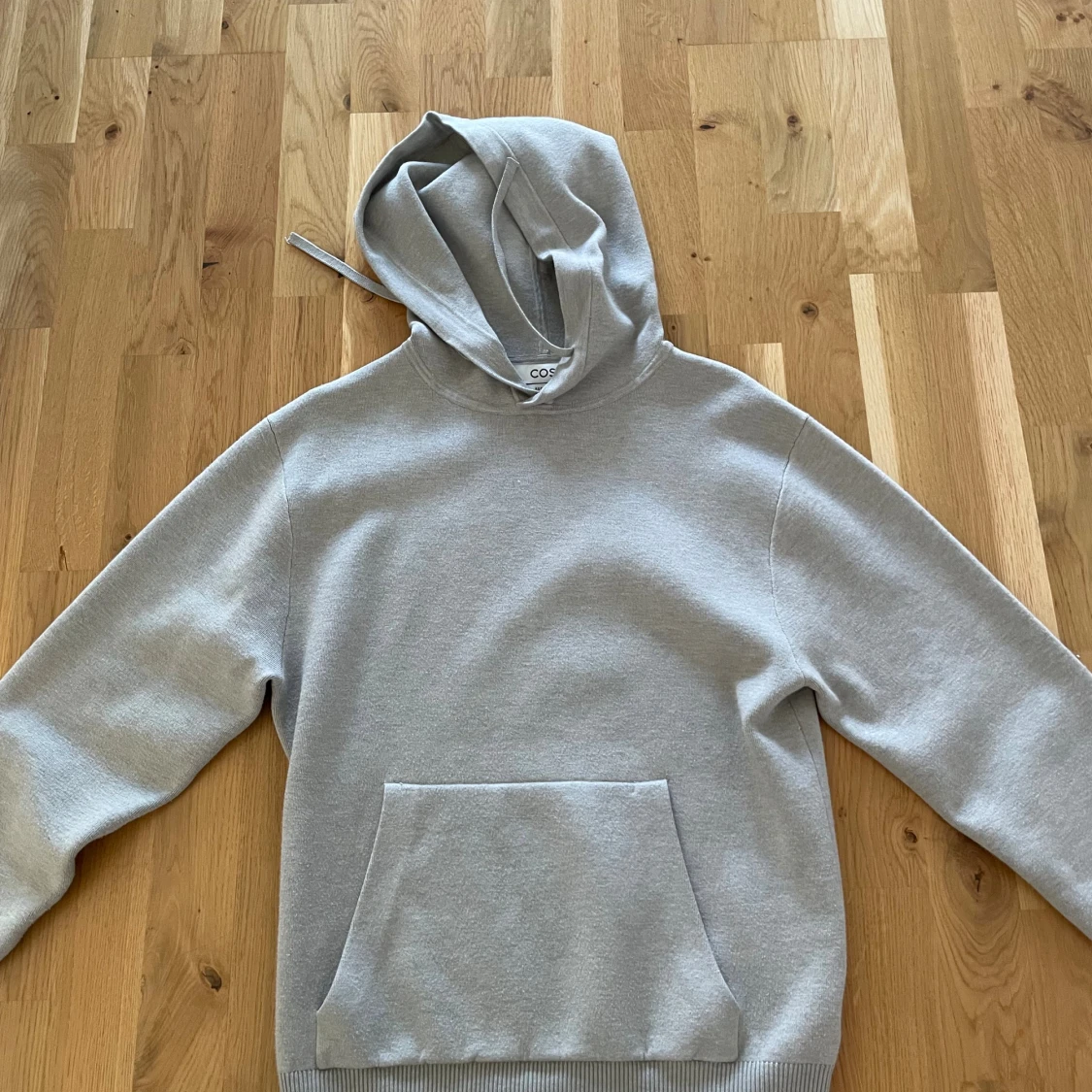 Ljusgrå hoodie från COS - 1