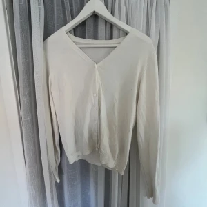 Söt vit kofta  - Säljer en jättemysig och fin kofta som är perfekt till hösten🤎🤎🤎Kommer inte till användning🤎