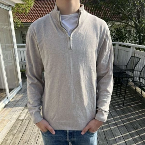 Half Zip - Snygg beige långärmad tröja med half zip från Bläck. Fin till vardag och finare tillfällen. Tröjan är köpt för 700kr och nästan inte använd. 