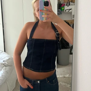 Jeanstopp - Sjukt cool jeans topp med bälte detalj där uppe. Står m men jag är vanligtvis s och kan ha den