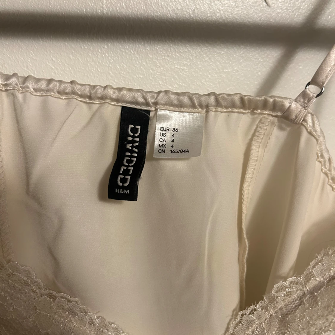 Champagnefärgad satinlinne från H&M Divided - 2