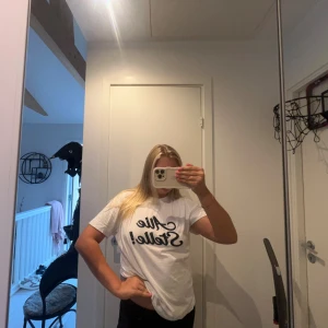 Vit t-shirt med svart texttryck - Super fin fin  t-shirt från H&M med svart texten 'Alle Stelle!' tryckt på bröstet🌸 Klassisk rund hals och korta ärmar. Skön och enkel modell som passar perfekt till jeans eller shorts.