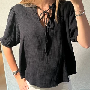 Svart blus från vero Moda - Säljer denna svarat blus från vero Moda. 100% bomull. Den är använd max 3 gånger och har inga/ otroligt små tecken på användning. Den är i storlek S men är  stor i passformen. 