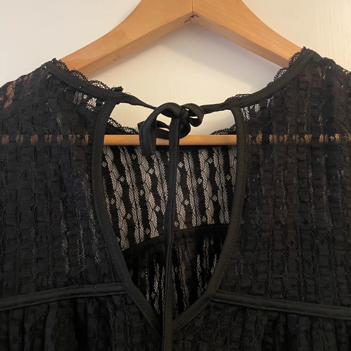 Svart spetsblus med volangdetaljer - 3