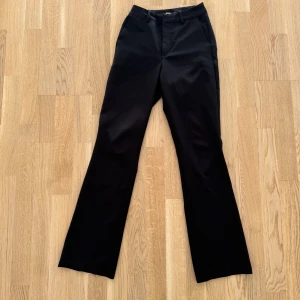 Svarta kostymbyxor, BikBok Vilma modell - Säljer dessa kostymbyxor från BikBok i Vilma modellen. Kostymbyxorna har små defekter på nederkanten (se sista bild). Byxorna är en aning långa på mig som är 160cm💕pris kan duisskuteras 