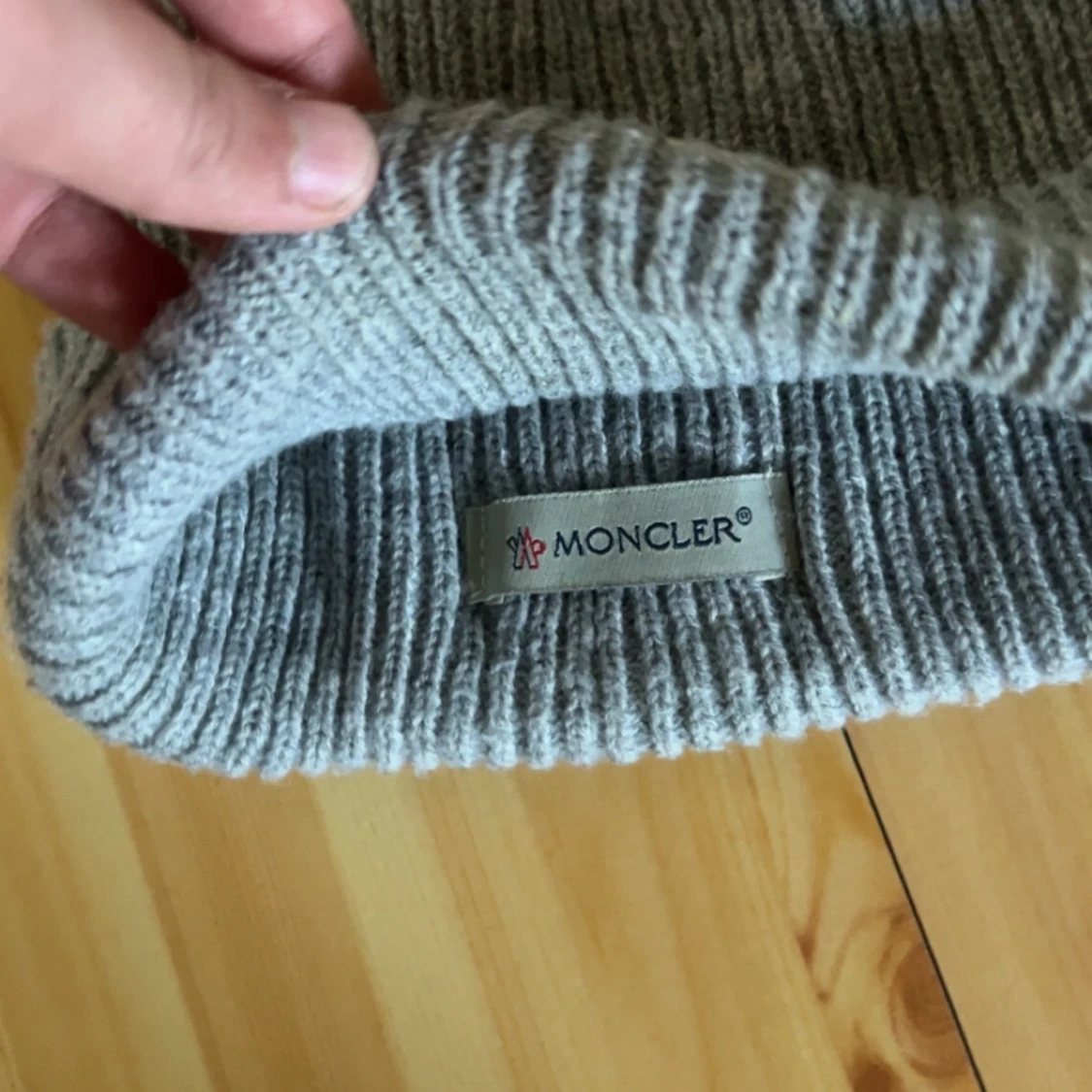 Grå ribbstickad mössa från Moncler - 1